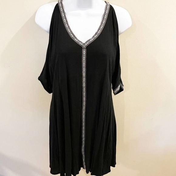 BB Dakota Dresses & Skirts - BB Dakota Cold Shoulder Dress Black Size Small